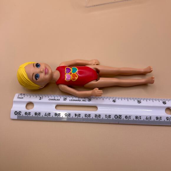 Barbie Club Chelsea Blonde Molded Hair 5 1/2 in Tall Swimsuit 4 Hearts - Picture 3 of 8